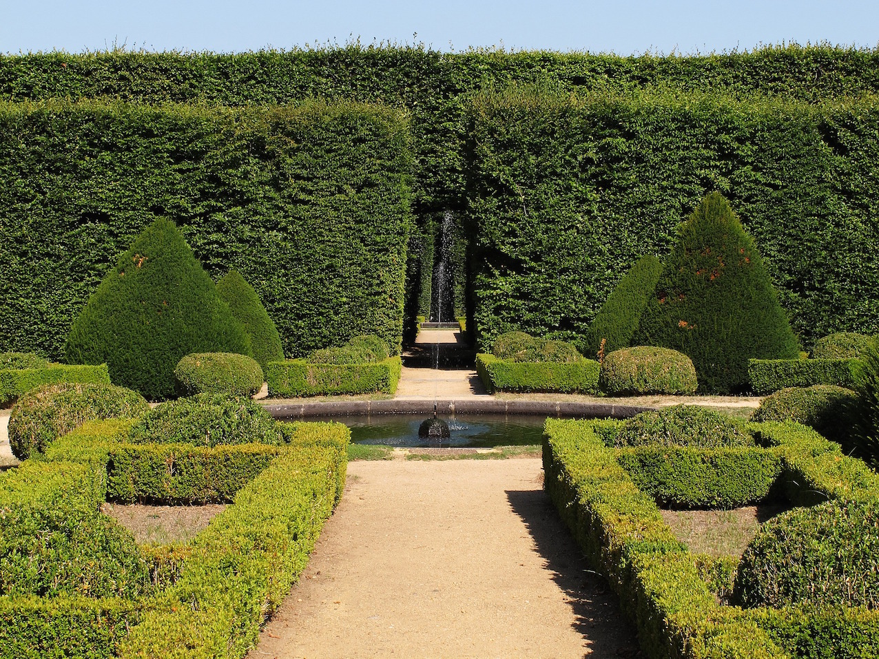 large garden with boxwood hedge